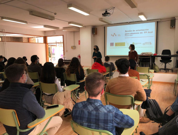 200 alumnos reciben asesoramiento sobre la FP dual en Mallorca